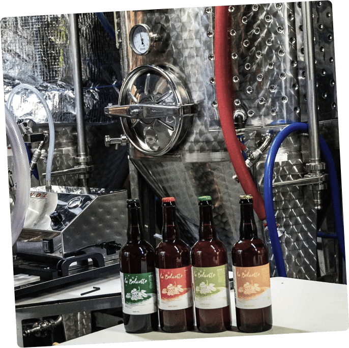 Brice Lagroy a repris le flambeau de la microbrasserie créée par Philippe Burot en 2021. Ancien ingénieur en informatique Brice brassait en amateur depuis déjà quelques années. Une bière bio au houblon des bords de l’Erdre
