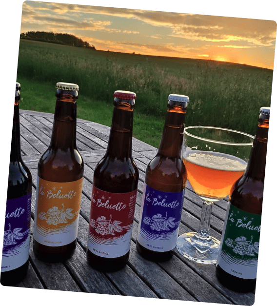 Brice Lagroy propose aujourd’hui une gamme de dix bières bio, non filtrées et non pasteurisées : deux blondes, deux blanches, deux brunes, une IPA, une ambrée, une triple, et une fumée. Disponible en vente directe et en circuit court